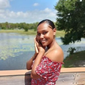 Meet your Posher, Nadia